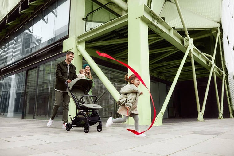 Easywalker Miley² Kompaktowy wózek spacerowy z torbą transportową Sand Taupe