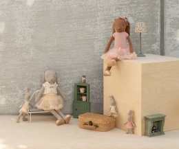 Maileg Króliczek czekoladowy brąz - kostium baletowy i spódnica w kolorze różowym | rozmiar 3