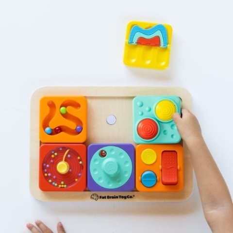 Fat Brain Toys PlayTab Sensoryczny Kwadrat | Zmiatacz Kulek