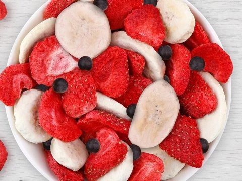 Mixit Chrupiące owoce do kieszeni | banan, truskawka, jagoda (23g)